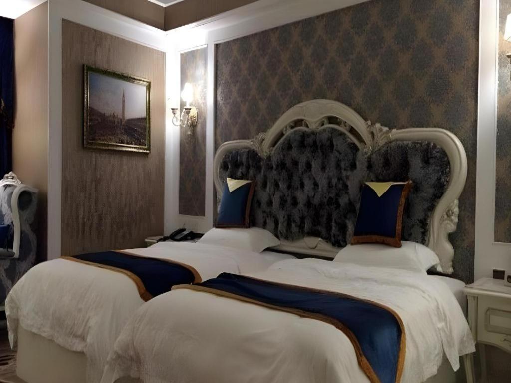 เฉิงตู เฟรนช์ ธีม โกลด์ พาเลซ Hotel ภายนอก รูปภาพ