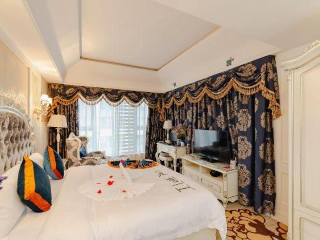 เฉิงตู เฟรนช์ ธีม โกลด์ พาเลซ Hotel ภายนอก รูปภาพ